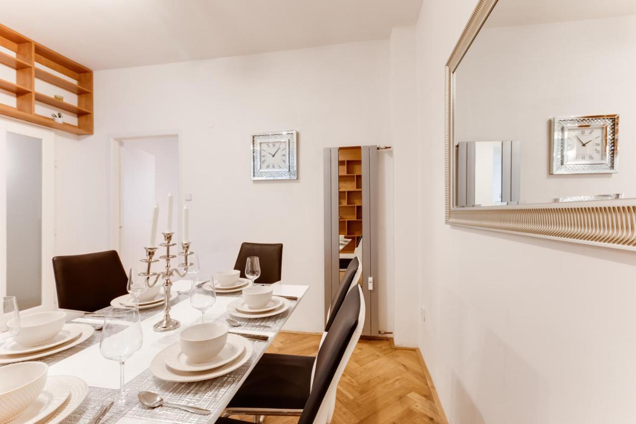 Exclusive Riverside Apartment In The Heart Of プラハ エクステリア 写真