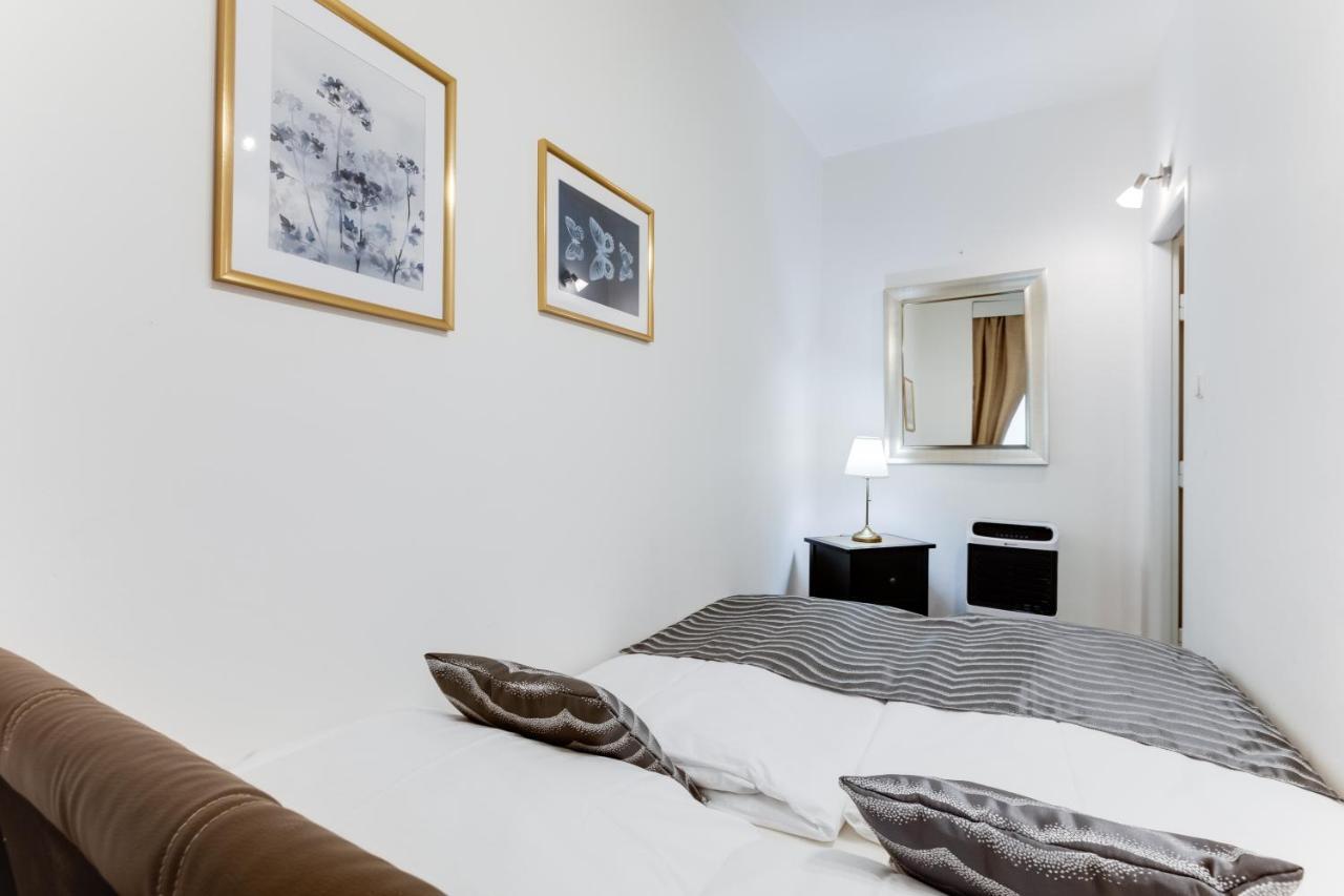 Exclusive Riverside Apartment In The Heart Of プラハ エクステリア 写真