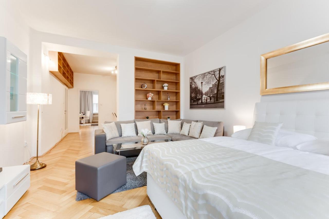 Exclusive Riverside Apartment In The Heart Of プラハ エクステリア 写真