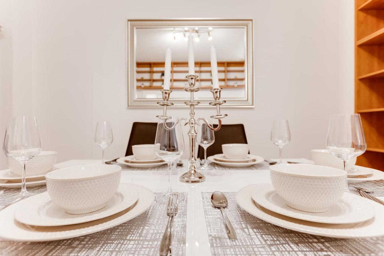 Exclusive Riverside Apartment In The Heart Of プラハ エクステリア 写真